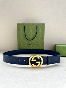 宽度3.8Cm Gucci 这款双面腰带巧妙融合gg Supreme帆布与头层品牌纹理材质，演绎历久弥新的实用设计理念。富有辨识度的双g配件再现典藏搭配，诠释当