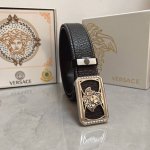 品名：Versace.范思哲 材质：原单牛皮腰带 百分百头层牛皮腰带保证真皮，24K纯钢扣，专柜原单品质、做工精细，时尚大牌，送人自用首选 包装： 请认准如图专
