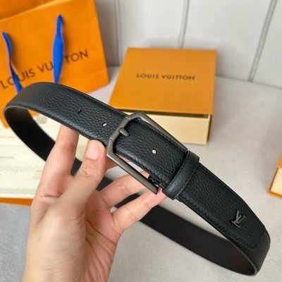 特 寬度：35Mm 驢家最新品 男士經典頂級休閒腰帶 寬度35毫米 品牌專用togo荔枝紋小牛皮搭配小牛皮底 全新開模精品針扣設計 尾部有相同五金品牌字樣 與腰