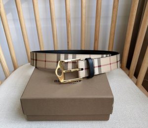 新款 Burberrry 巴宝莉专柜同步上新精选品牌标志性London格纹 搭配镂空扣钉带扣 宽:3.5Cm 精致优雅 简单大方