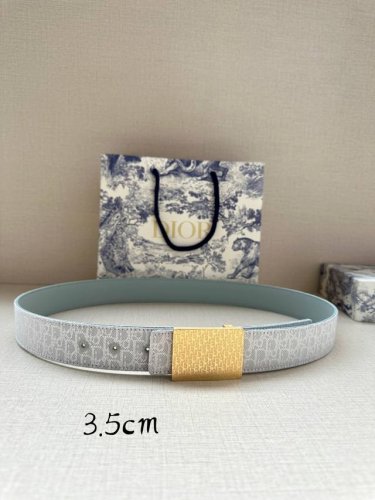 特 Dior 这款 35 毫米双面腰带结合典雅气质与摩登风范。双面设计，一面采用oblique 印花帆布，另一面则采用同色调粒面牛皮。长度可调节，可搭配各式 3