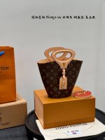 全套礼盒包装 顶级复刻 全钢五金 尺寸12.20 Lv 新款 Rivagebb水桶包菜篮子 轮廓设计灵感来源于历史上的秘书箱手柄 可手提可斜挎，容量惊人 毫不费