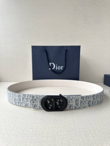宽度3.5Cm Dior 受到标志性的同名手袋的启发 Montaigne腰带提供可翻转的版本 这要归功于其旋转机制 一侧采用天然光滑的小牛皮制成