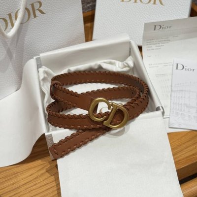迪家马鞍腰带 这款马鞍腰带焕新演绎经典款式，彰显迪家的非凡精湛工艺，采用金棕色调光滑牛皮革精心制作，饰以手工皮革缉面线细节，搭配金色饰面金属Cd腰带扣，款式经典