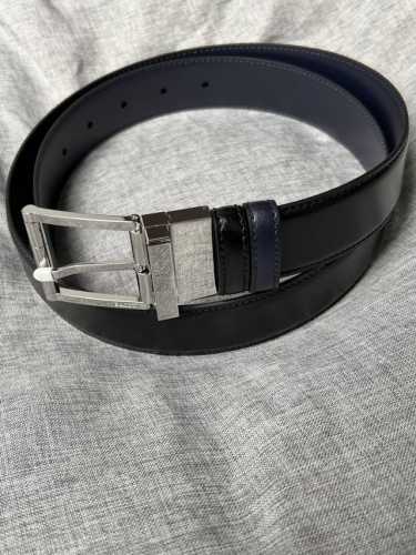 特 Bally 巴利 男士简约商务双用腰带 宽3.4Cm 这款正装腰带一面黑色一面蓝色双面进口牛皮制成，采用双面设计。正面五金饰有简约造型亮白针扣。