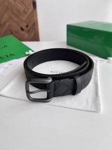 Bv 2025最新款男士编织腰带 纯手工Intreccio大格子编织 意大利荔枝纹小牛皮搭配枪色针扣 扁针扁孔设计 可活动皮圈 宽度35Mm 颜色: 黑色