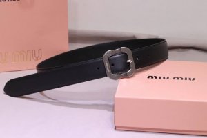 缪缪Miumiu专柜新款 完美1:1复刻精品复古镏金扣 这款皮革腰带是提升别致造型品味的理想之选。醒目的刻字五金徽标搭配方型针扣，手感柔软细腻的进口小牛皮。非常