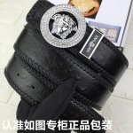 品牌：范思哲.Versace原单 型号：请认准如图专柜正品包装 等级：意大利进口百分百头层牛皮，编织鸵鸟纹。Versace.范思哲，世界著名奢侈品品牌。进口头层