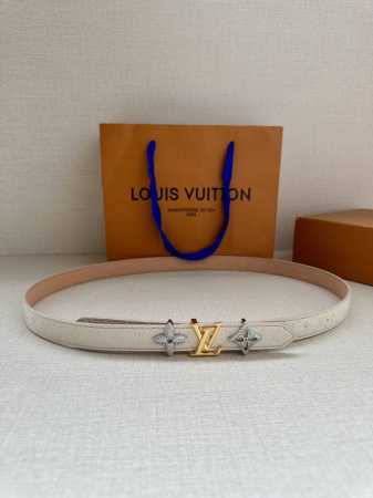 2.0宽 Lv Trio 双面腰带拼合细腻牛皮革和 Monogram 帆布，为中央金属搭扣聚焦 Lv Circle 标识 Monogram 花卉，雅致设计实现更 - 点击图像关闭