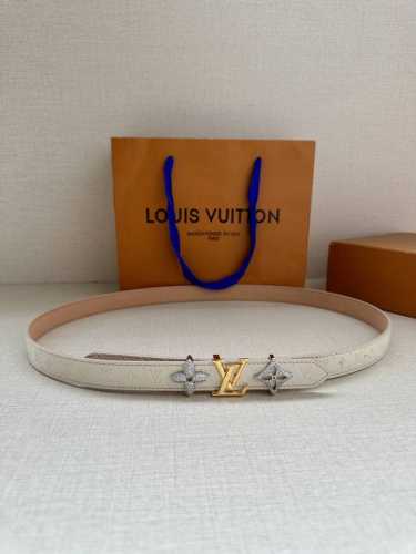 2.0宽 Lv Trio 双面腰带拼合细腻牛皮革和 Monogram 帆布，为中央金属搭扣聚焦 Lv Circle 标识 Monogram 花卉，雅致设计实现更