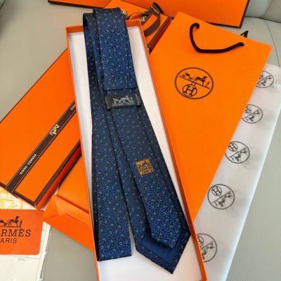 马蹄铁领带，稀有爱马仕家每年都有一千条不同印花的领带面世，从最初的多以几何图案表现骑术活动为主，到如今的款式则丰富得多，以活泼的动物或日常生活 事物为主题，让男