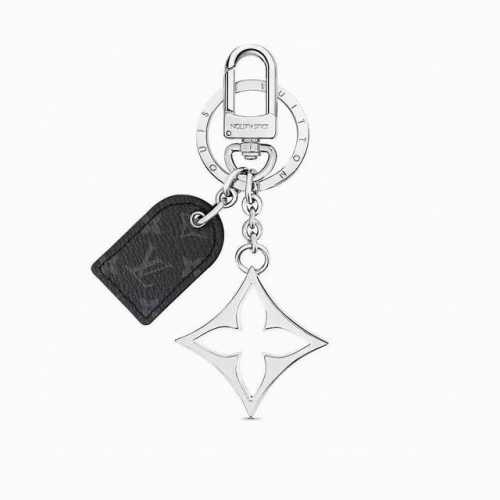 Lv经典老花钥匙扣 包饰与钥匙扣挂件 Lv Cherished Tab 钥匙扣结合 Monogram 帆布标签和牛皮革细节，搭配 Lv 字母四叶草金属挂饰，共同