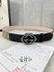 宽度4.0Cm Gucci 这款腰带在早秋系列中惊艳亮相，采用以标志性米色 乌木色组合呈现的品牌双G字母交织图案，与黑色皮革材质相得益彰。双G菱形砂扣采用做旧效