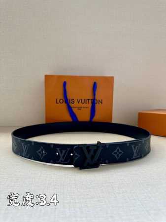 Lv Initiales3.4宽腰带取材 Monogram Eclipse 帆布和素净牛皮，为标志性 Lv 搭扣描绘摩登哑光质感，可令任意造型展露典雅意味 Mo - 点击图像关闭