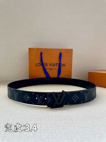 Lv Initiales3.4宽腰带取材 Monogram Eclipse 帆布和素净牛皮，为标志性 Lv 搭扣描绘摩登哑光质感，可令任意造型展露典雅意味 Mo