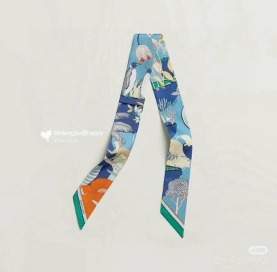 爱马仕Hermes “珍奇乐园”Twilly小丝巾 Twilly 小丝巾 100%桑蚕丝 这款小巧的真丝配饰佩戴方式千变万化，可为您的日常造型增添灵动妙趣！ 法