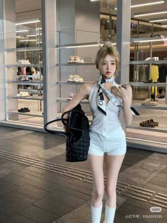 山茶花香奈儿Twilly小丝巾来了，Chanel 卡通字母 名副其实的小可爱， 人手三条闭眼收，我都不拦着 N久都没有见过这么好看的Twilly 真的是真香本香 - 点击图像关闭