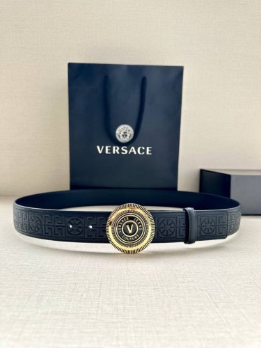 特 宽度3.8cm VERSACE JEANS COUTURE 牛皮革V-EMBLEM板扣式皮带、饰有La Greca彰显个性设计。该铆钉腰带饰有La Grec