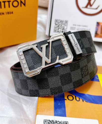 皮带：LV..路易..威登镶嵌满钻 腰带：顶级原单复刻品质百分百头层牛皮，保证真皮。雕花镂空镶钻工艺.真空电镀.永不掉色.24K纯钢扣头层老花，黑格，棕格，黑花