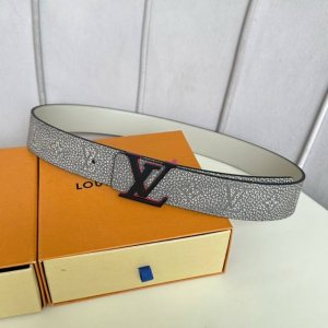 特 片裝1 寬：40Mm 驢家 寬度40Mm Ss今季專櫃在售新品 男款 意大利進口荔枝紋飾有Logo標識圖案 背面則以低調的純黑色頭層小牛皮打造而成 搭配新款
