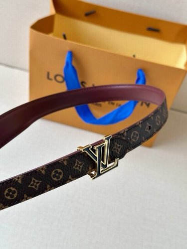 2.0宽Mini Lv 双面腰带以华美皮革和标志性 Monogram 帆布演绎两式风范，为纤细构型融入莹泽 Lv Initiales 金属搭扣