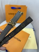 Pretty Lv 路易威登 双面腰带以耀目金属雕琢 Lv Initiales 搭扣和末端的不完整 Monogram 花卉，凝聚工艺淬炼和创意巧思。宽度2.0C