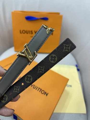 Pretty Lv 路易威登 双面腰带以耀目金属雕琢 Lv Initiales 搭扣和末端的不完整 Monogram 花卉，凝聚工艺淬炼和创意巧思。宽度2.0C