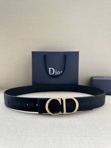 特 宽度3.5Cm 这款 35 毫米双面腰带结合典雅气质与摩登风范。双面设计，一面采用Oblique 印花，另一面采用黑色粒面牛皮革。可搭配各式 35 毫米腰带