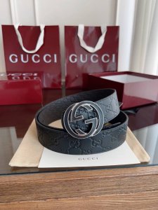 绝美Gucci 双G扣男士新款腰帶 專櫃同步 寬4厘米 雙面進口小牛皮压花雙色可用 精緻真空電鍍雙G鋼扣 時尚百搭款