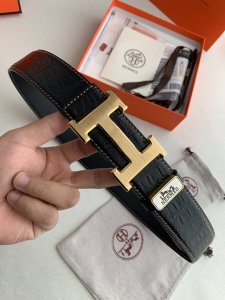 品名： 爱玛仕.Hermes原单 型号：双面使用挂扣，图片实物拍摄 材料：双面头层牛皮，挂扣系列，纯钢质扣头，经典H扣头，钯镀电镀工艺永不掉色。带身可双面使用，