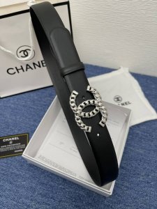 品牌 香奈儿女带 描述 双面原版皮可调节式皮带，小牛皮材质，配有钯金色和银色钢金属扣 牛皮材质 不锈钢 香奈儿扣 3.0厘米 意大利制造 腰带为意大利尺寸，请在