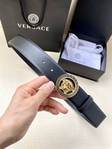 宽度4.0cm 范思哲 此款平纹皮底 腰带饰有标志性的Versace美杜莎头像扣，彰显品牌格调。是一款精美的衣橱必备单品。