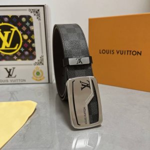 品名：Lv..路易..威登原单 材质：原单牛皮腰带 百分百头层牛皮腰带保证真皮，24K纯钢扣，专柜原单品质、做工精细，时尚大牌，送人自用首选 包装： 请认准如图