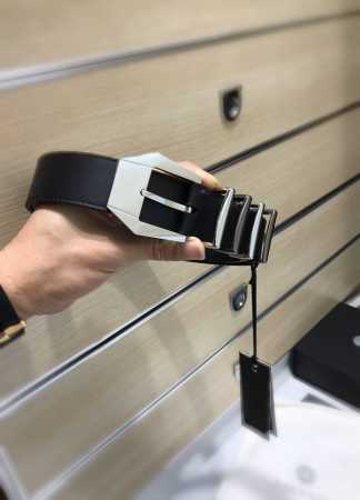 配送专柜包装 打孔针 批专柜同款、实拍专柜官网，尺寸:宽35Mm，原版立体钌钯针扣 ，极富设计美感 ，双面采用进口原版小牛皮，配制间色五金戒指及尾标，彰显个性， - 点击图像关闭