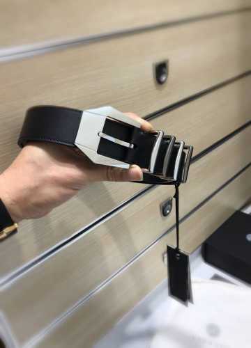 配送专柜包装 打孔针 批专柜同款、实拍专柜官网，尺寸:宽35Mm，原版立体钌钯针扣 ，极富设计美感 ，双面采用进口原版小牛皮，配制间色五金戒指及尾标，彰显个性，