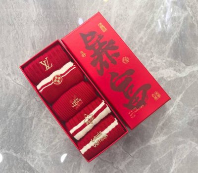 配包装 DDD 红红火火 大红袜 Lv 路易威登 新款经典刺绣中长款堆堆袜袜子！一盒五双，专柜同步筒袜袜子，大牌出街，潮人必备超好搭。 DDD