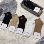 特 Dior 迪奥D家新品女款袜子 一盒五双 纯棉材质，柔软舒适透气，罗口烫金经典品牌全称Logo，炒鸡Nice，专柜同步袜子大牌出街，潮人必备超好搭