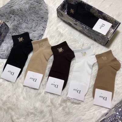 特 Dior 迪奥D家新品女款袜子 一盒五双 纯棉材质，柔软舒适透气，罗口烫金经典品牌全称Logo，炒鸡Nice，专柜同步袜子大牌出街，潮人必备超好搭
