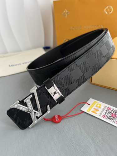 品名： Lv..路易..威登腰带皮带原单 型号：挂扣，经典纯钢材质镶钻字母挂扣，头层牛皮，图片实物拍摄 材料：头层牛皮，挂扣系列，纯钢材质扣头，钯镀电镀工艺永不