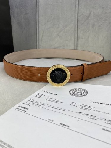 宽度4.0Cm 范思哲 此款水波纹 腰带饰有标志性的Versace美杜莎头像扣，彰显品牌格调。是一款精美的衣橱必备单品。