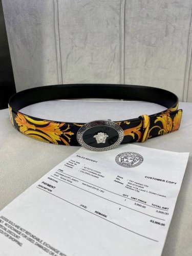 特 宽度4.0Cm Versace 范思哲 此款palazzo腰带采用牛皮革面料制作，并饰有le Pop Classique图案印花和标志性的椭圆美杜莎五金配件
