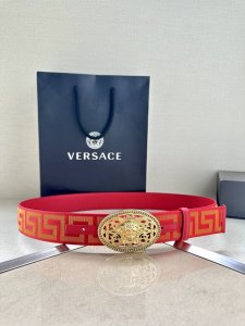 带宽3.8Cm Versace范思哲此款缎带腰带风格十分休闲，饰有标志性希腊回纹图案，可搭配休闲单品或高腰正装。 闭合式佩戴 希腊回纹图案 材质：100%聚酯纤