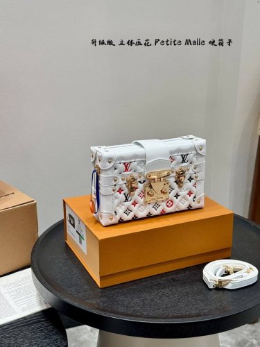 复刻版 礼盒包装 Size：19*12Cm Lv 小盒子小箱子Petite Malle 这个硬盒子的颜值太高啦！ 立体压花Logo白彩款Yyds 太Cute了！