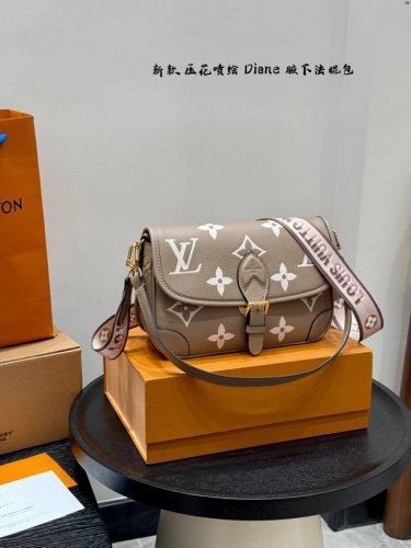 礼盒包装 Size：26Cm Lv 压花Logo Diane法棍包 法棍包是真好看 又好背！ 皮质和颜色都不错， 配置两条肩带 又甜又咸！ 搜索 Lv 法棍