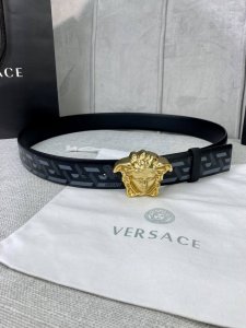 宽度4.0 Cm Versace 范思哲 此款经典的versace腰带由柔软的小牛皮制成，饰有la Greca印花，并配有3D美杜莎腰带扣。