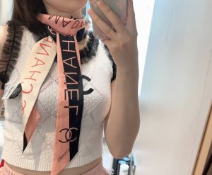 香奈儿Twilly小丝巾来了，Chanel 24K撞色160, 名副其实的小可爱， 人手4色闭眼收，我都不拦着 N久都没有见过这么好看的Twilly 真的是真香