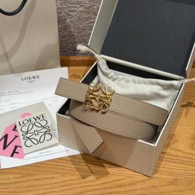 新款女士腰带 Ewe 意威经典Logo腰带实用性很强 光滑小牛皮双面腰带，配有Ewe Anagram搭扣 腰带非常有质感，喜欢Ewe的Logo设计，优雅 宽度：