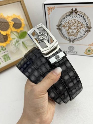 品名：Versace.范思哲 自动带 材质：原单牛皮腰带 百分百头层牛皮腰带保证真皮，24K纯钢扣，专柜原单品质、做工精细，时尚大牌，送人自用首选包装： 请认准
