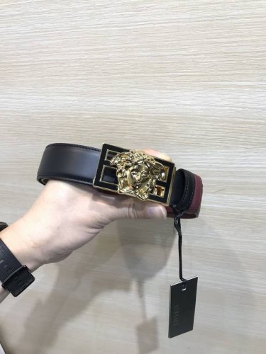 专柜包装 打孔针 批专柜同款、实拍专柜官网，尺寸:宽35Mm，原版立体半脸间色美人头扣 ，极富设计美感 ，双面采用进口原版小牛皮压花，彰显个性，清晰美观，皮质软