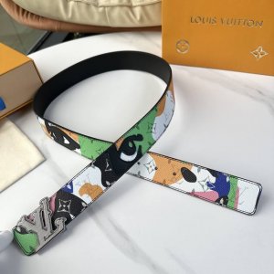 L0Uis Vuitt0N 專櫃最新升級版本 寬度40毫米 精湛工藝定制帆布面料襯托進口小牛皮底 搭配精鋼字母搭扣 與腰帶相呼應 雙面用 經典百搭款！